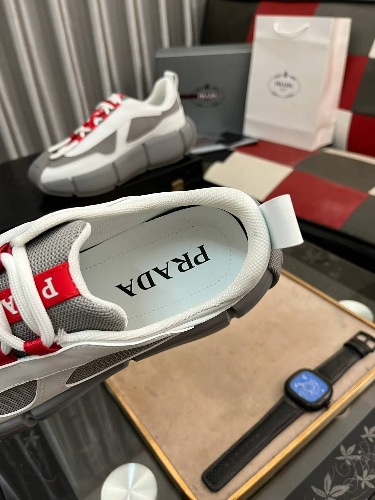 Men's shoes 💰540⌚️⌚️ PRADA/Prada men's lace-up casual sports shoes, the upper is made of cowhide leather and breathable mesh. It is soft, comfortable and breathable. The tongue is decorated with the PRADA brand letter logo. The thick rubber sole echoes the red label tongue. The style is fashionable and elegant. The details are carefully crafted. A super fashionable casual sports shoe with excellent breathability!  Size: 38-443️⃣Colors available